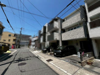 【前面道路含む現地写真】 | ママの憧れカウンターキッチンですので、家族と会話しながら楽しくお料理できますね！