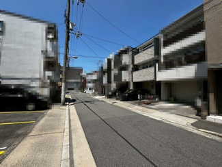【前面道路含む現地写真】 | 一坪以上の浴室でのびのび一日の疲れを癒して下さいね！浴室に窓が付いているので、換気ができて湿気やカビ防止になりますよ♪