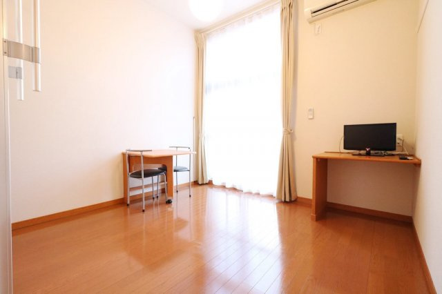 レオパレス大崎の居間・リビング|１Ｆはフローリング仕様・２Ｆは絨毯仕様になります。