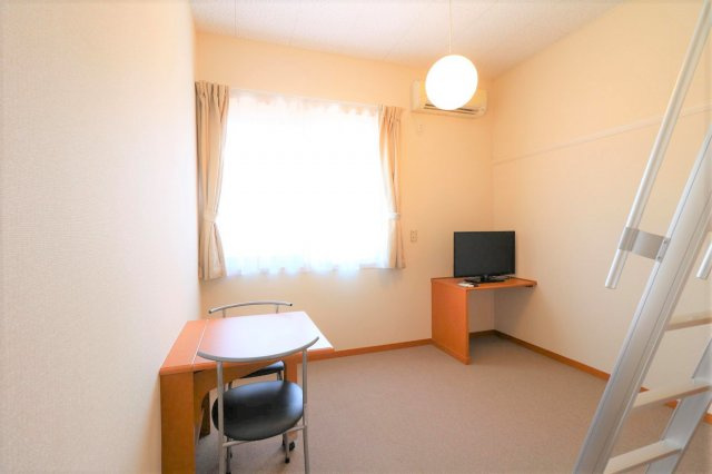 レオパレス大崎の居間・リビング|１Ｆはフローリング仕様・２Ｆは絨毯仕様になります。