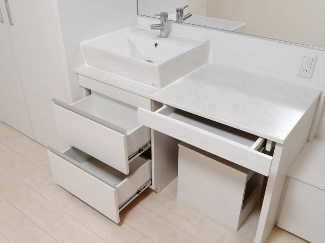 明石市西明石西町２丁目の賃貸マンションの内装|独立洗面台：収納もばっちり！