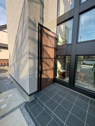 川越市旭町2丁目　築浅未入居戸建　「川越駅」徒歩16分　【大塚小学区】の玄関