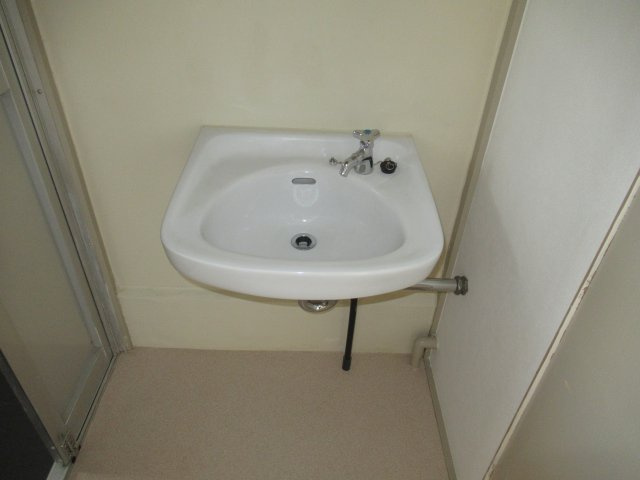 兵庫県公社　東垂水南（２）１号棟の洗面所|忙しい朝には欠かせない洗面所です