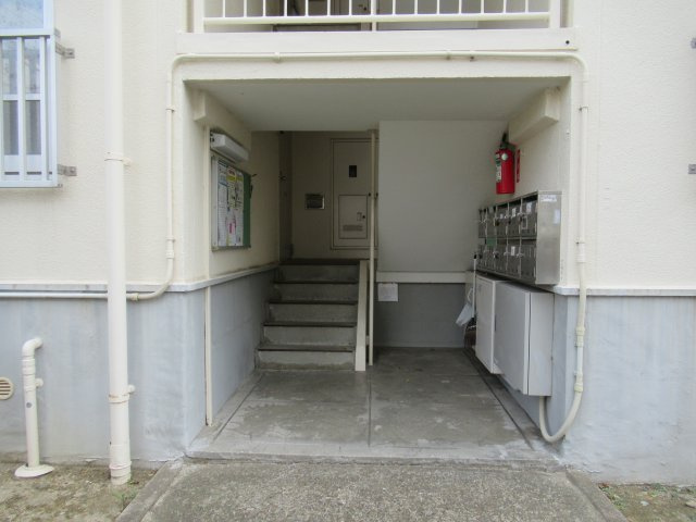 兵庫県公社　東垂水南（２）１号棟のエントランス|建物の入口部分と集合ポストです