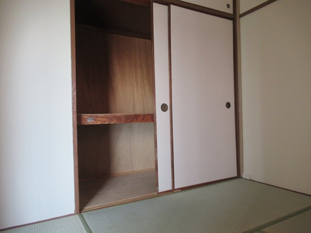 兵庫県公社　東垂水南（２）１号棟の収納|１．５間（けん）ある押入れです