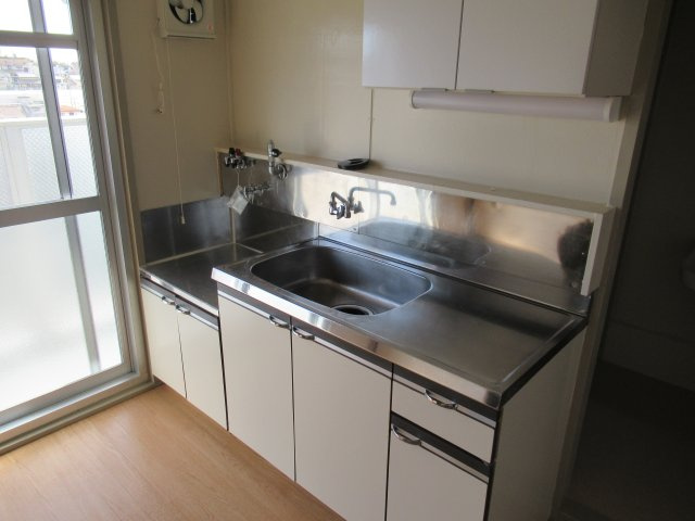 兵庫県公社　東垂水南（２）１号棟のキッチン|お料理しやすいキッチンです