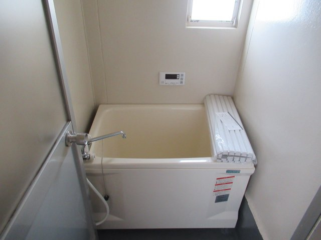 兵庫県公社　東垂水南（２）１号棟の浴室|浴室に窓があります