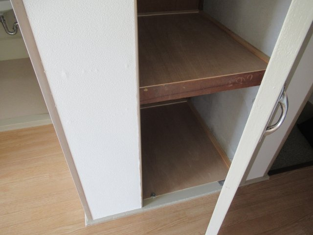 兵庫県公社　東垂水南（２）１号棟の収納|玄関横の０．５間の収納です