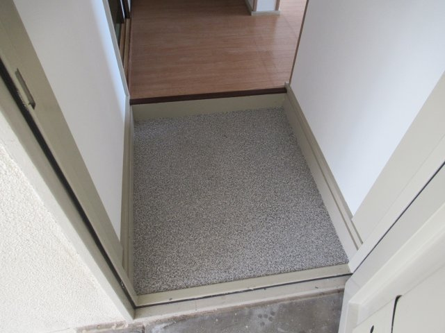 兵庫県公社　東垂水南（２）１号棟の玄関|うまく工夫をしてげた箱や傘立てを置きましょう