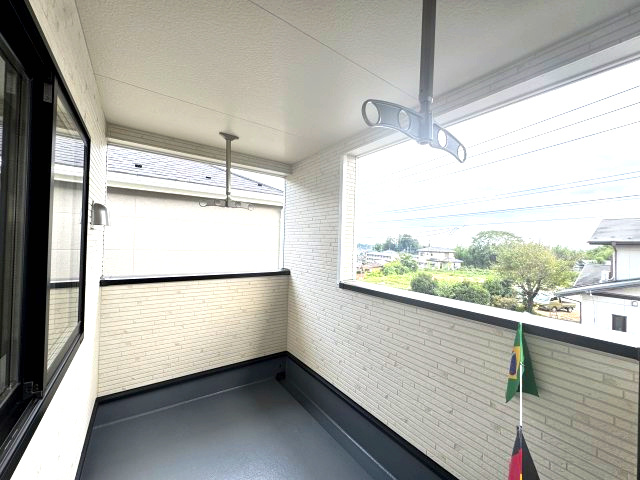 クレイドルガーデン前橋市茂木町第５　２号棟のバルコニー|人気のインナーバルコニーです！南向きで陽当たりも良好です！
急な雨でも洗濯物が濡れずに安心です☆