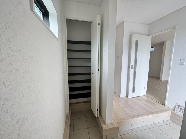 クレイドルガーデン前橋市茂木町第５　２号棟の玄関|玄関収納もたっぷりご用意しています。可動棚付きで使い勝手が良いですよ！