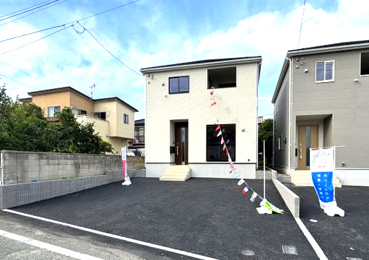 クレイドルガーデン前橋市茂木町第５　２号棟の駐車場|駐車場もキレイに整備されています。並列３台以上駐車可能です。