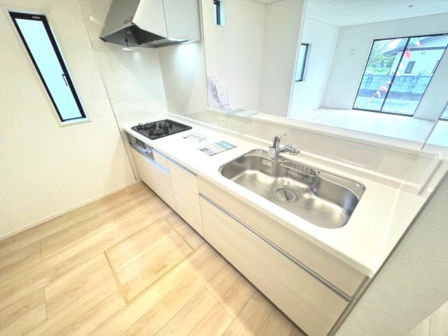 クレイドルガーデン前橋市茂木町第５　２号棟のキッチン|人気のカウンターキッチン採用です☆
コンロも３口ご用意しています！調理スペースも広くストレスなくお料理できます。
浄水器つきなので美味しいお水も飲めますよ♪