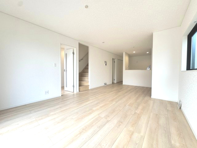 クレイドルガーデン前橋市茂木町第５　２号棟の居間・リビング|１９帖の広々リビング♪人気の対面式キッチンを配した空間はお好みの家具も合わせやすく、家族がくつろぐ快適な空間造りをサポート。窓からは明るい陽光が差し込みます。