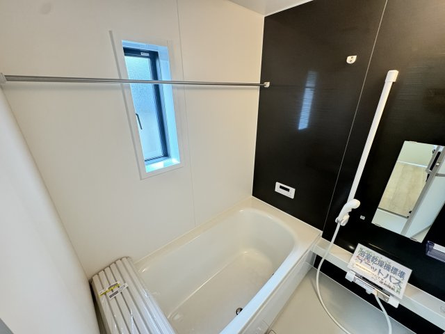 クレイドルガーデン前橋市茂木町第５　２号棟の浴室|１坪タイプのフルオートバスです！
足を延ばして入れる広さなので一日の疲れも癒されますよ♪
室内物干しや浴室乾燥機もあるのでお天気の悪い日にはランドリースペースとしてもご利用できます！