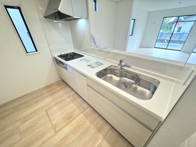 クレイドルガーデン前橋市茂木町第５　２号棟のキッチン|人気のカウンターキッチン採用です☆
コンロも３口ご用意しています！調理スペースも広くストレスなくお料理できます。
浄水器つきなので美味しいお水も飲めますよ♪