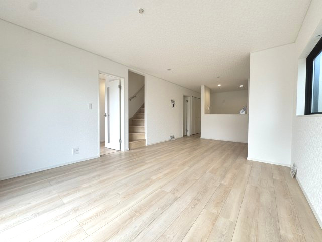 クレイドルガーデン前橋市茂木町第５　２号棟の居間・リビング|１９帖の広々リビング♪人気の対面式キッチンを配した空間はお好みの家具も合わせやすく、家族がくつろぐ快適な空間造りをサポート。窓からは明るい陽光が差し込みます。