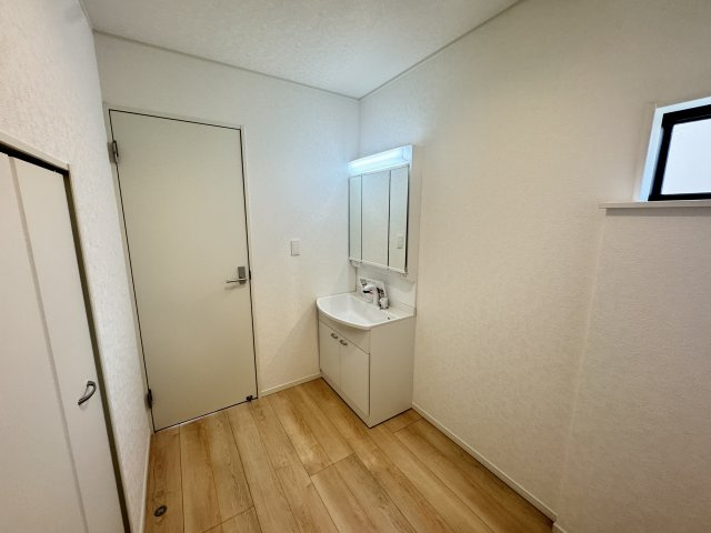 クレイドルガーデン前橋市茂木町第５　２号棟の独立洗面台|シャワー水栓付き洗面台で朝の身支度もバッチリです！
洗面台には収納スペースもあり洗面室もすっきり片付きますよ！