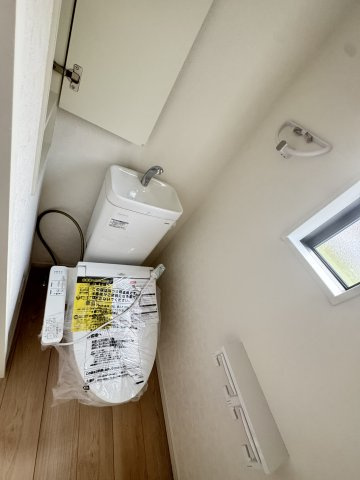 クレイドルガーデン前橋市茂木町第５　２号棟のトイレ|1階トイレです。清潔感のある白を基調としています。
温水洗浄・便座暖房機能の付いた快適なトイレです☆