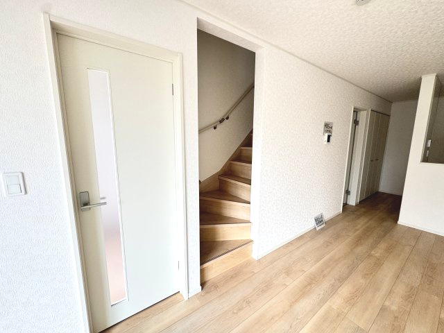 クレイドルガーデン前橋市茂木町第５　２号棟のその他共用部分|リビングスルー階段なのでご家族で顔を合わせる機会が自然と増えますよ♪