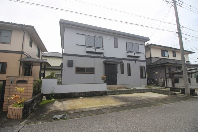 下野市祇園5丁目　の外観|正面から見た外観です。建物の形状や窓の位置、玄関までのアプローチなどをご確認いただけます。