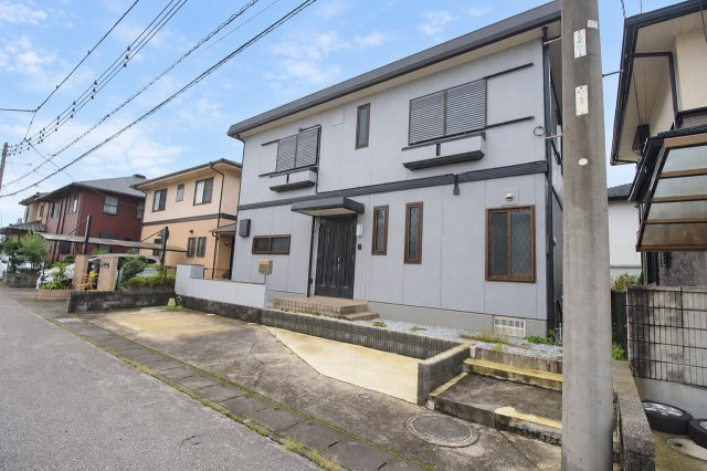 下野市祇園5丁目　の外観|道路側から建物と敷地全体を見渡した様子です。玄関前には駐車スペースが確保されています。