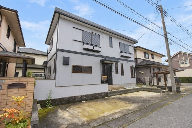 下野市祇園5丁目　の外観|角度を変えて見た外観です。落ち着いた色合いの外壁が、周囲の住宅街にも自然になじんでいます。