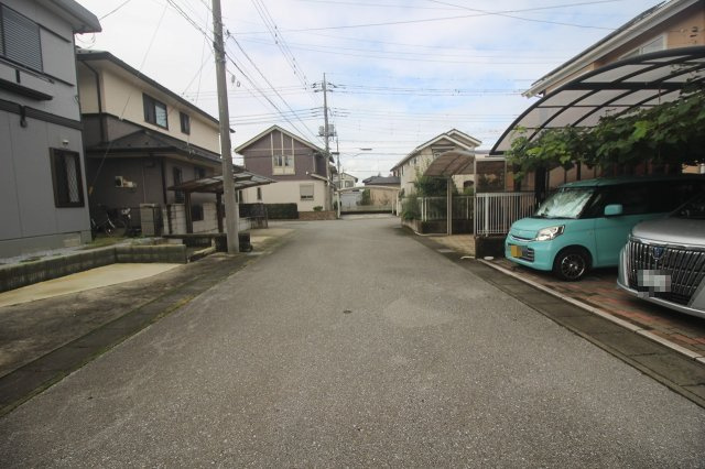 下野市祇園5丁目　の前面道路含む現地写真|物件前から見た前面道路の様子です。周辺は戸建て住宅が建ち並ぶ、落ち着いた住環境となっています。