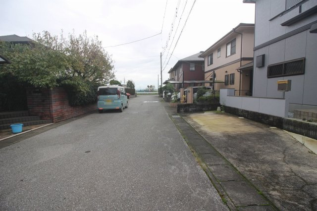 下野市祇園5丁目　の前面道路含む現地写真|反対方向から見た前面道路です。現地では道路幅や交通量、車の出入りのしやすさもご確認ください。