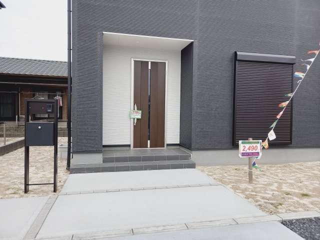 常陸大宮市石沢第２のエントランス|エントランスです。帰りたくなる家、住む幸せ、ご見学の際はお問合せ下さい。心よりお待ちしております～。