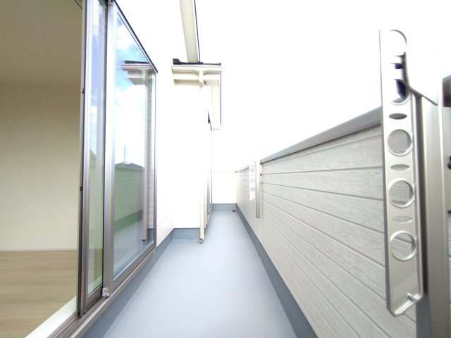 日立市森山町　3期の前面道路含む現地写真|同施工物件のバルコニーです。バルコニーで見る景色は眺めが良く晴れた日はたくさんの洗濯を干すことが出来ます。