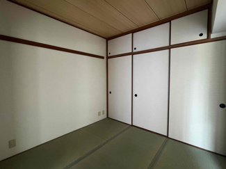 【和室】 | サンヴァリエ東長居5号棟 | 押入と天袋もあります。