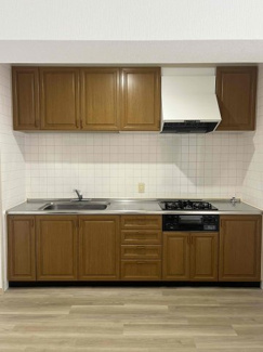 【キッチン】 | サンヴァリエ東長居5号棟 | 広々とした3口コンロシステムキッチンです。