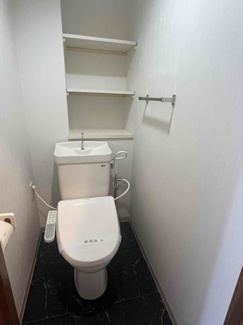 【トイレ】 | サンヴァリエ東長居5号棟 | 温水洗浄便座付きトイレです。