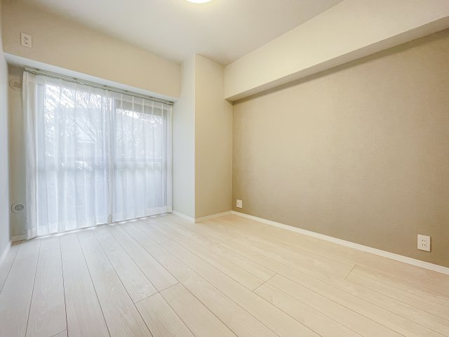 ライオンズマンション三郷第5　の洋室|リビング横の洋室5.6帖