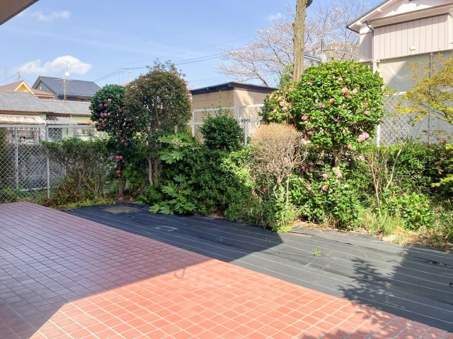 ライオンズマンション三郷第5　の庭|50平米超えの専用庭ではお子様のプールも楽しめますね