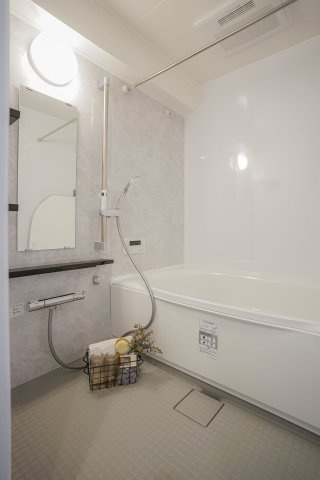 ライオンズマンション三郷第5　の浴室|毎日の疲れを癒す落ち着いた色合いのバスルーム