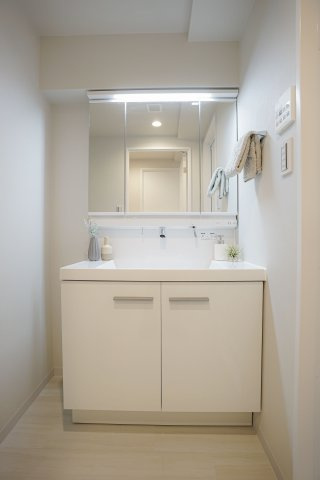 ライオンズマンション三郷第5　の独立洗面台|三面鏡付き洗髪洗面化粧台