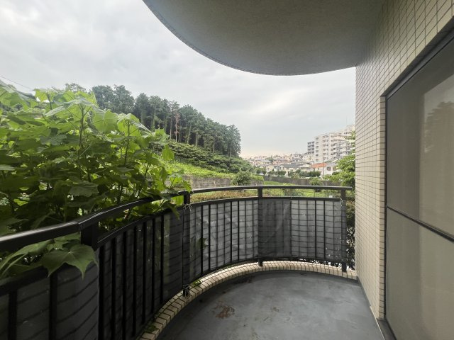 駐車場確実に確保！追加費用管理費込でナシ！【ピュアハイツ南万騎が原】のバルコニー|広々としたバルコニーです