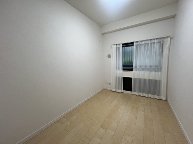 駐車場確実に確保！追加費用管理費込でナシ！【ピュアハイツ南万騎が原】の洋室|明るい洋室です