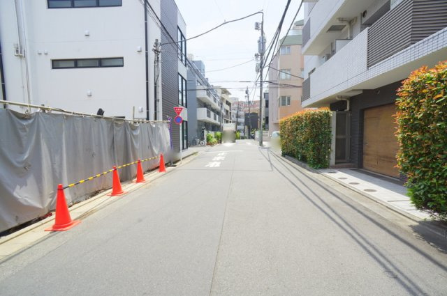 千駄ヶ谷３　土地の前面道路含む現地写真|南西側　公道　幅員約6.1m
