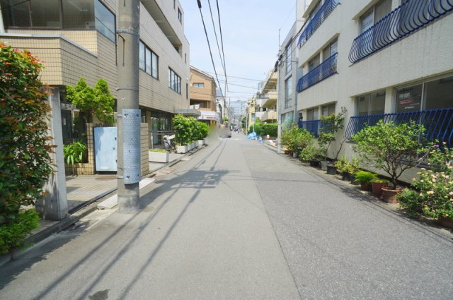千駄ヶ谷３　土地の前面道路含む現地写真|南西側　公道　幅員約6.1m
