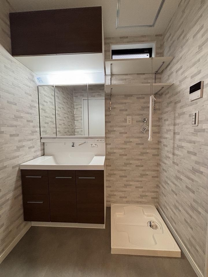 豊里町　新築一戸建ての独立洗面台|三面鏡付き独立洗面台　ランドリースペースはドラム式も設置可能
■物件内覧・資金計画相談・住宅ローン相談、リフォーム相談、お問合せ受付中■
※当日・翌日のご内覧、ご相談はお電話でのお問合せがスムーズです