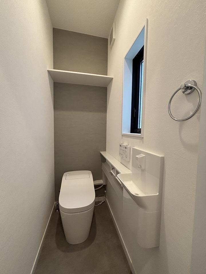 豊里町　新築一戸建ての設備|2階トイレ　温水洗浄便座付き
■物件内覧・資金計画相談・住宅ローン相談、リフォーム相談、お問合せ受付中■
※当日・翌日のご内覧、ご相談はお電話でのお問合せがスムーズです！