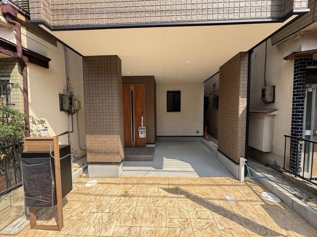 豊里町　新築一戸建ての駐車場|ALSOKホームセキュリティー・宅配ボックス・防犯カメラ付
■物件内覧・資金計画相談・住宅ローン相談、リフォーム相談、お問合せ受付中■
※当日・翌日のご内覧、ご相談はお電話でのお問合せがスムーズです！