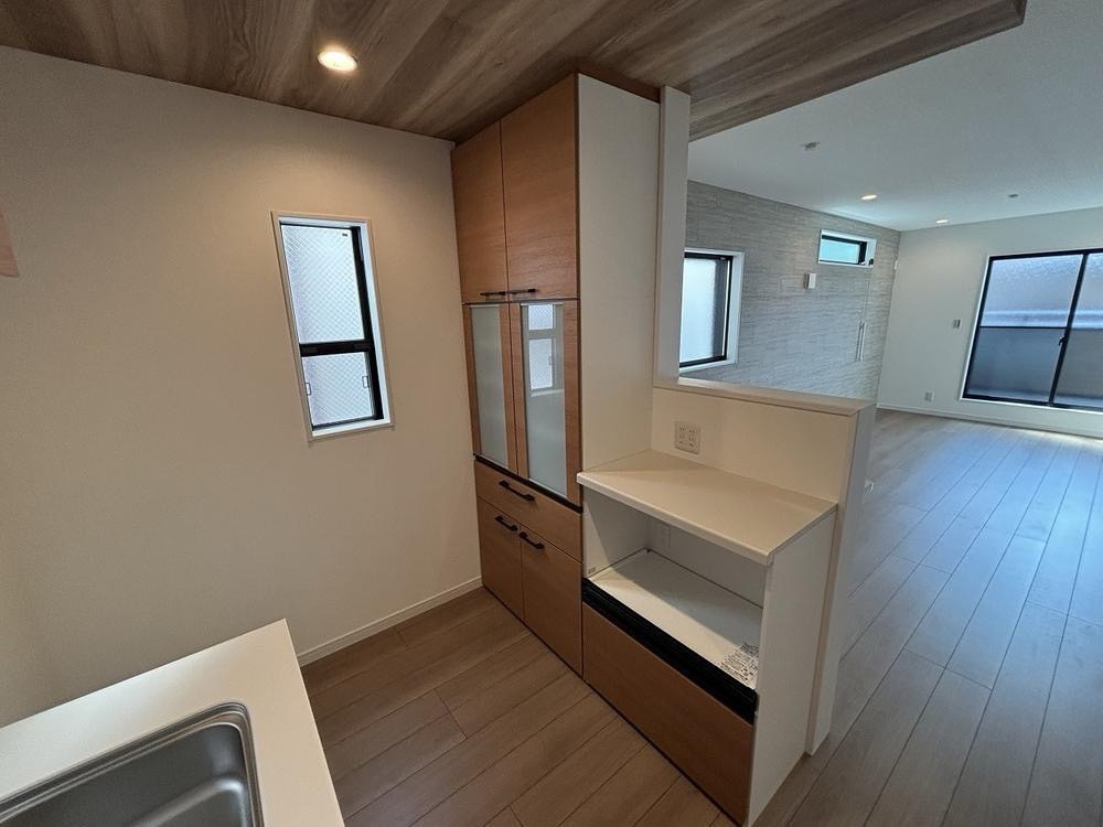 豊里町　新築一戸建てのキッチン|LDK15.25帖　便利なカップボード付き
■物件内覧・資金計画相談・住宅ローン相談、リフォーム相談、お問合せ受付中■
※当日・翌日のご内覧、ご相談はお電話でのお問合せがスムーズです！