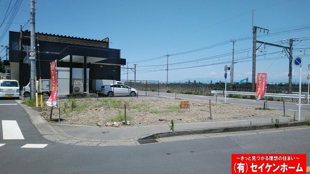 深谷市上柴町東2丁目　売地の前面道路含む現地写真