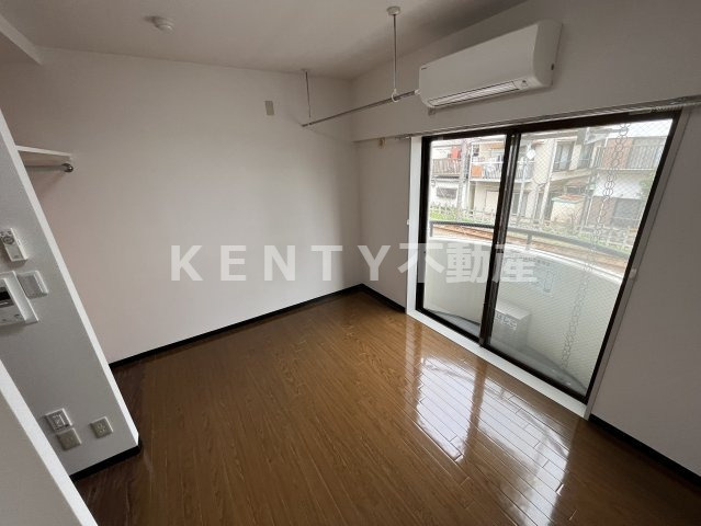 【寝室】 | ＮＵ　ＴＥＲＲＡＣＥ鵜の木 | 広くて明るい寝室