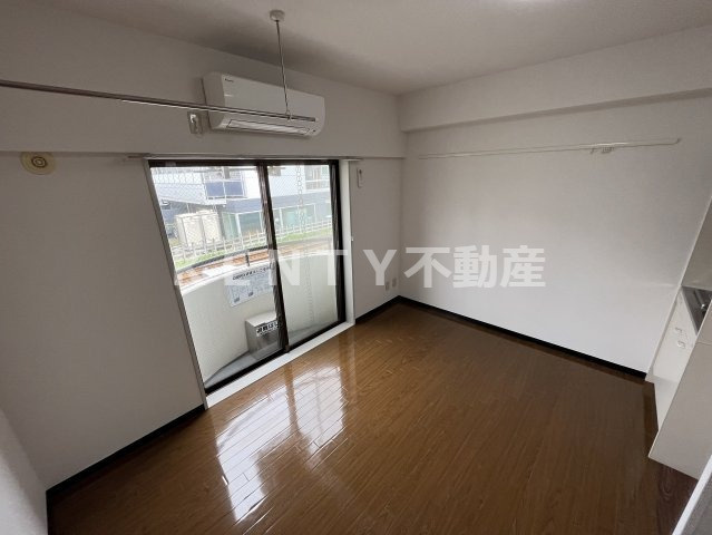 【居間・リビング】 | ＮＵ　ＴＥＲＲＡＣＥ鵜の木 | こちらのリビングで趣味の時間をお楽しみください