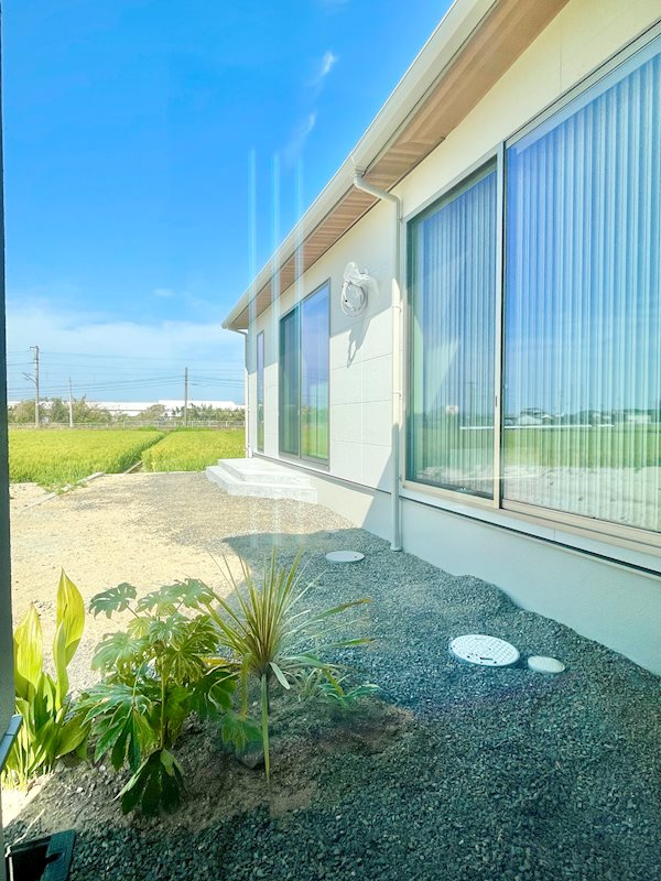 辻堂新築一戸建ての庭|周りに建物が少なく、お庭でアウトドアも楽しめます♪